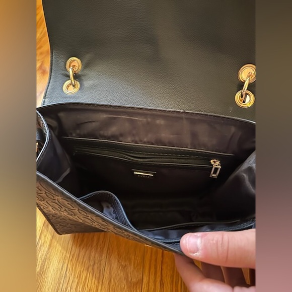 Guess Purse. In great condition. - Picture 6 of 7